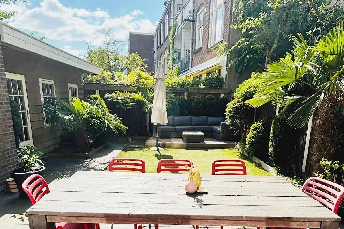 Family House With Garden Near Beach ile iletişim